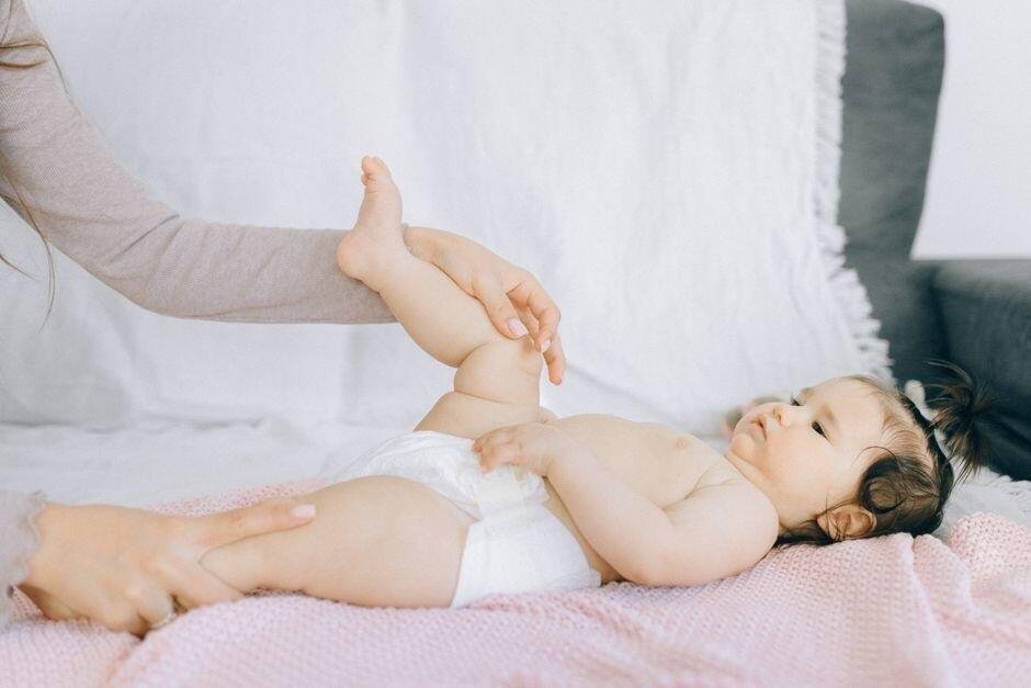 Infant Massage: Manfaat dan Cara Memijat Bayi dengan Benar Infant Massage: Manfaat dan Cara Memijat Bayi dengan Benar